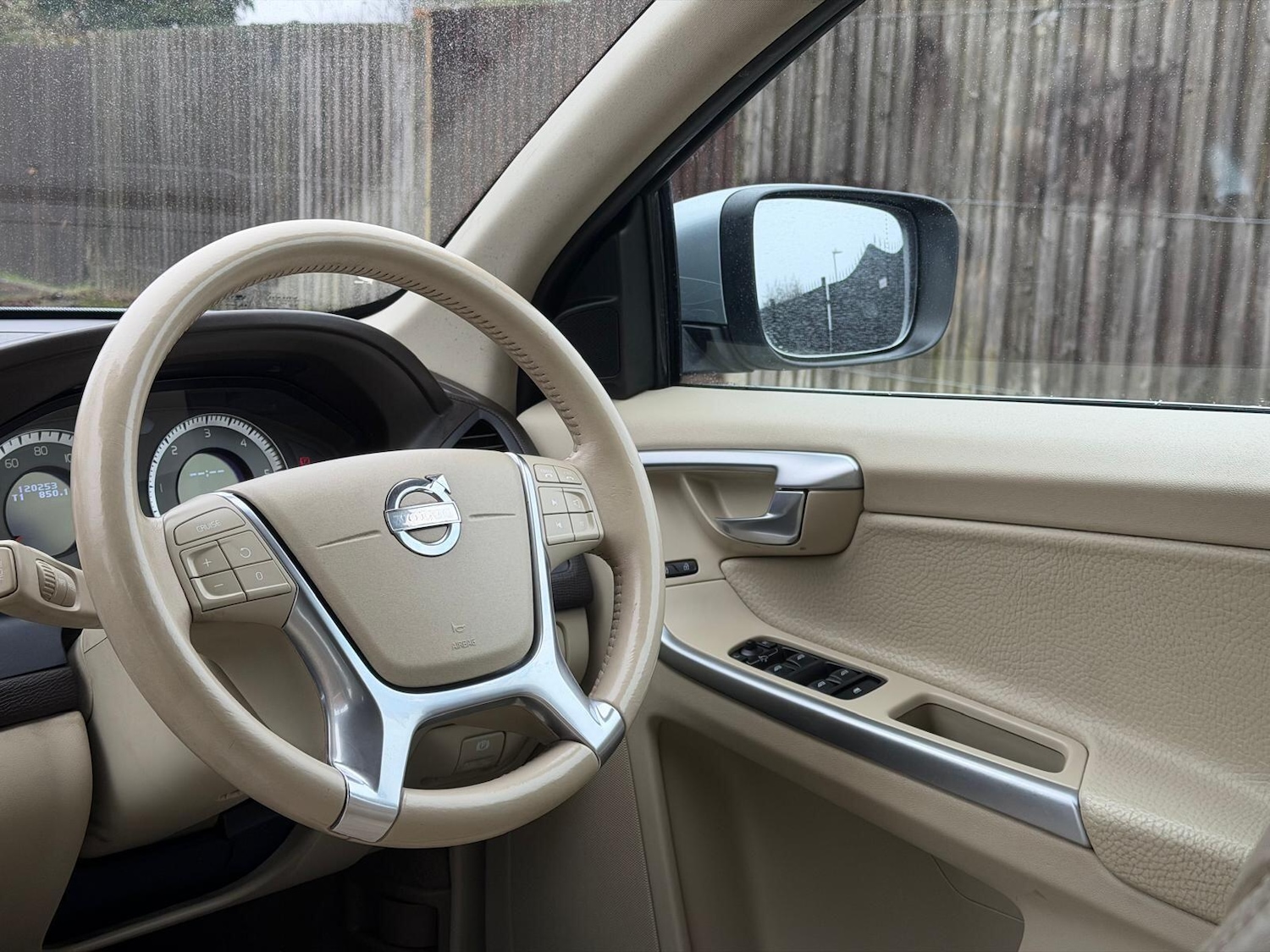 Used Volvo XC60 2010 for sale - 76855951: Photo 32