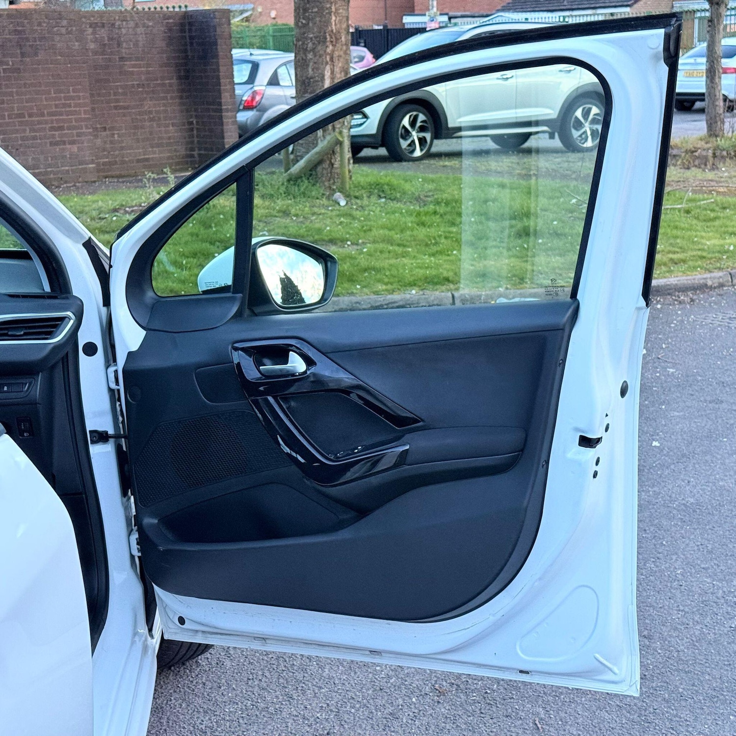 Used Peugeot 208 2013 for sale - 78184885: Photo 33