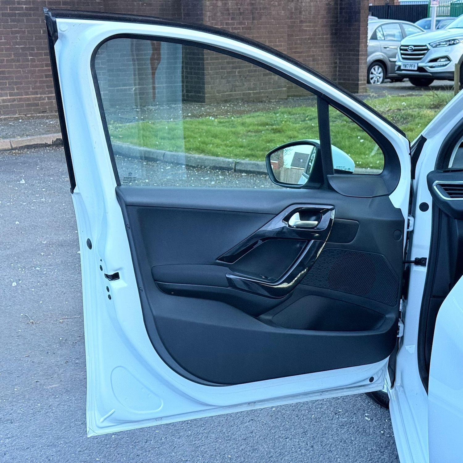 Used Peugeot 208 2013 for sale - 78184885: Photo 36