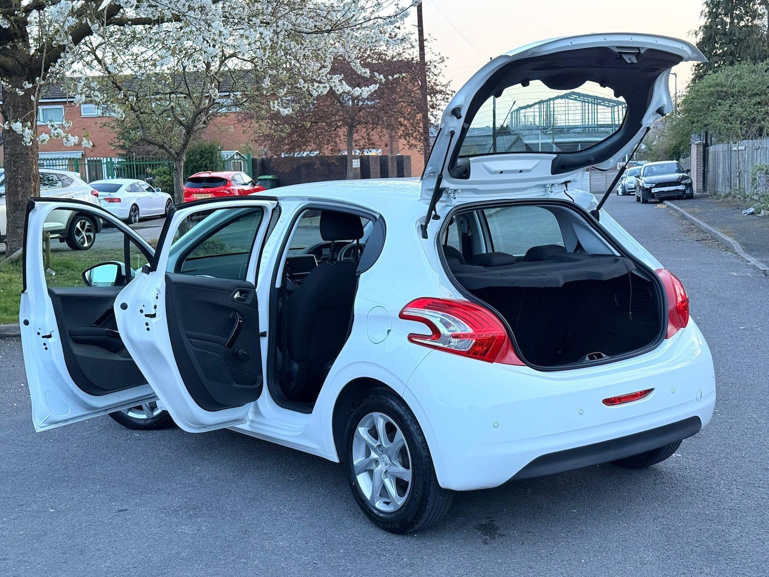 Used Peugeot 208 2013 for sale - 78184885: Photo 4
