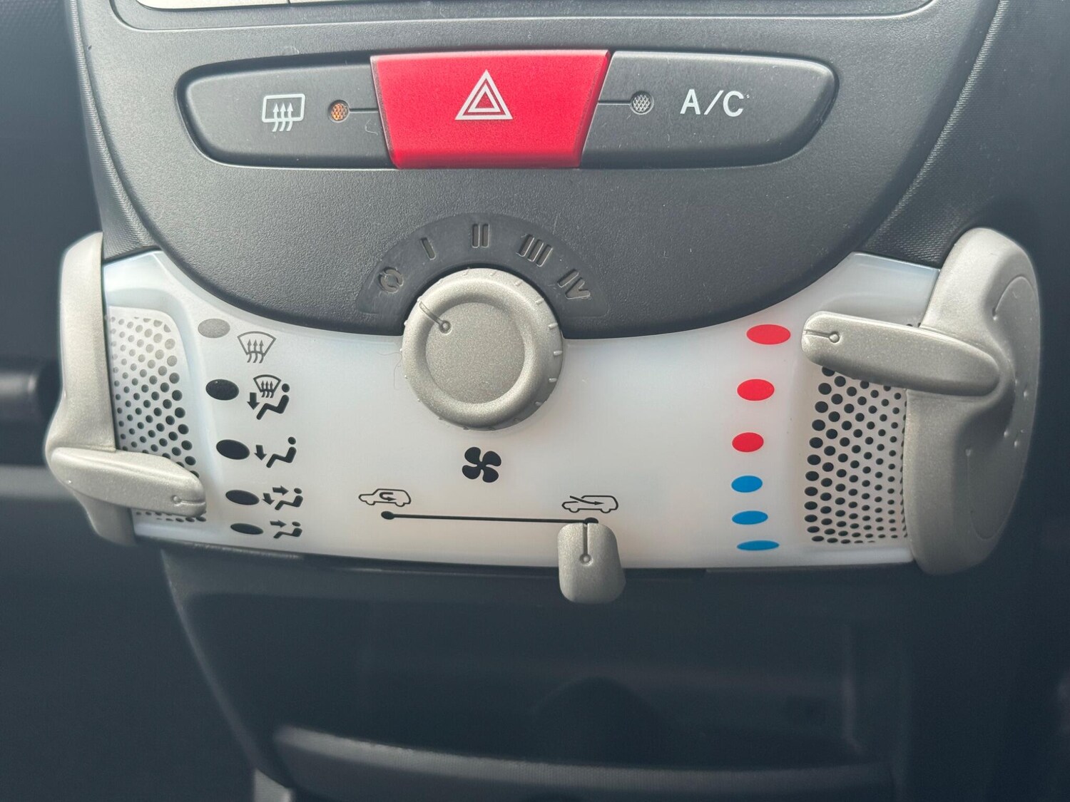 Used Toyota AYGO 2013 for sale - 76136797: Photo 48