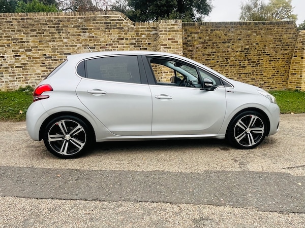 Used Peugeot 208 2016 for sale - 76254994: Photo 8