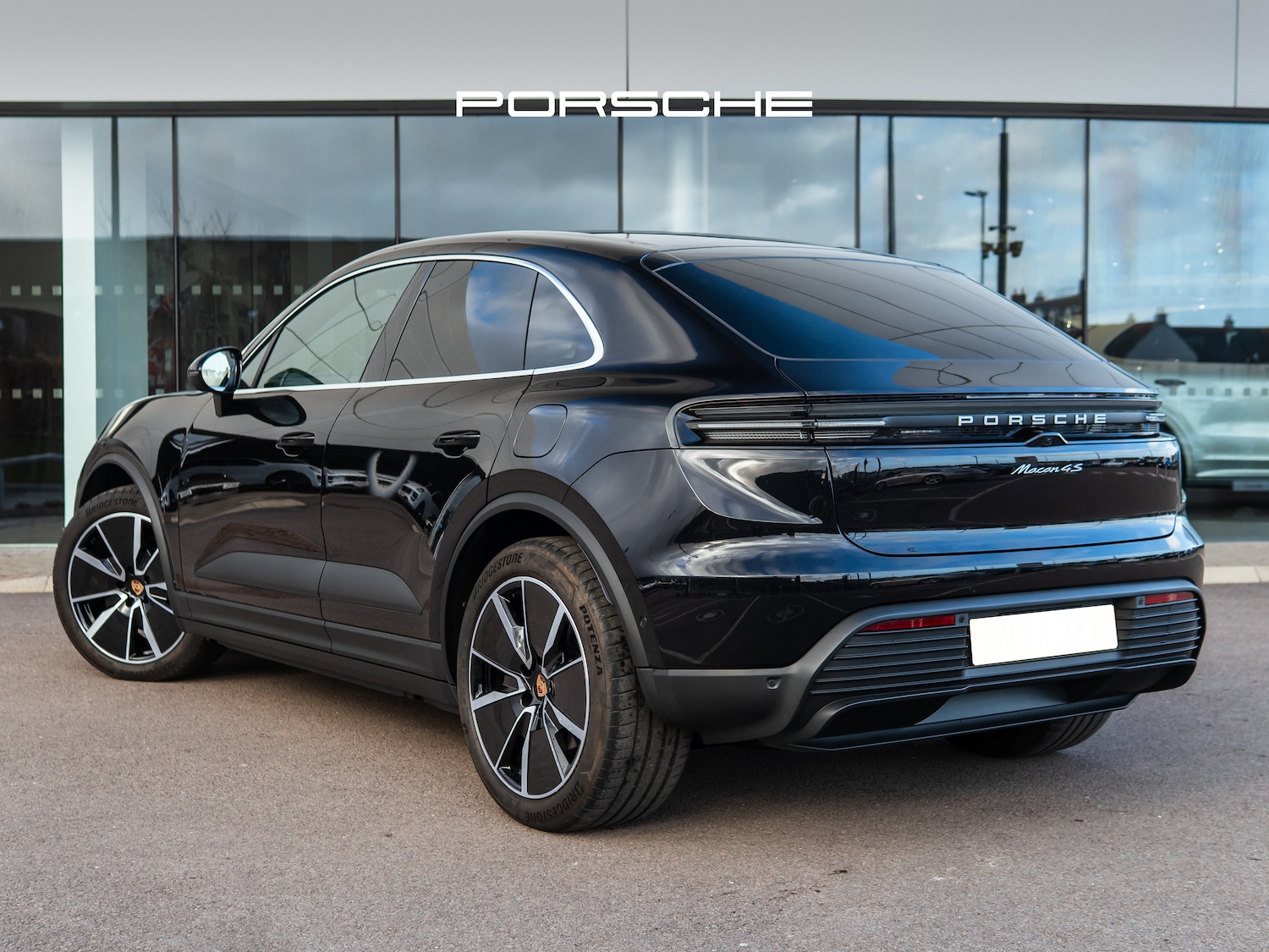 Used Porsche Macan 2024 for sale - 77935792: Photo 2