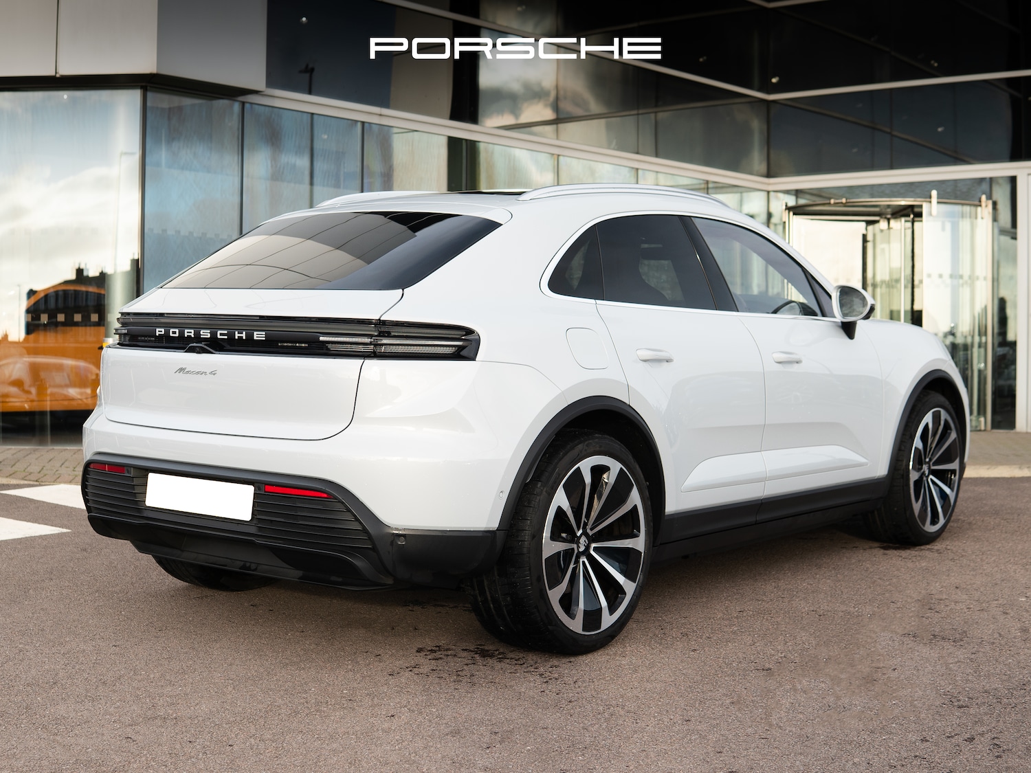 Used Porsche Macan 2024 for sale - 76767912: Photo 2