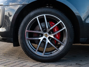 Used Porsche Macan 2023 for sale - 76355988: Photo