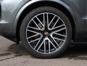 Used Porsche Cayenne 2024 for sale - 75037202: Photo