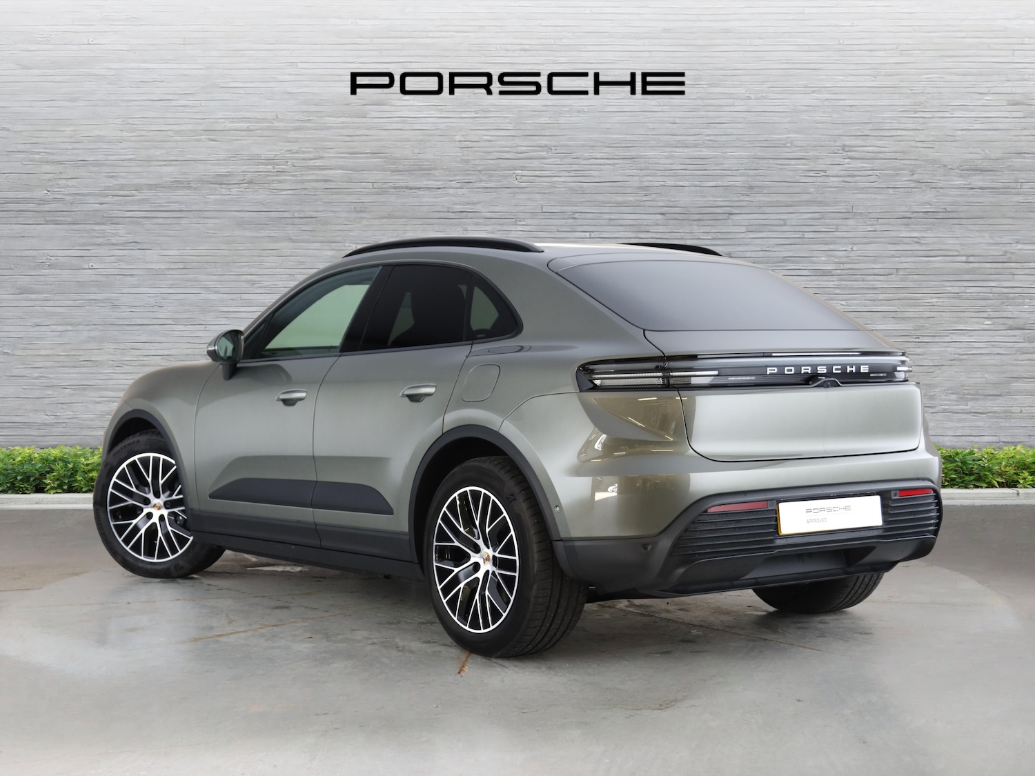 Used Porsche Macan 2025 for sale - 76653789: Photo 2