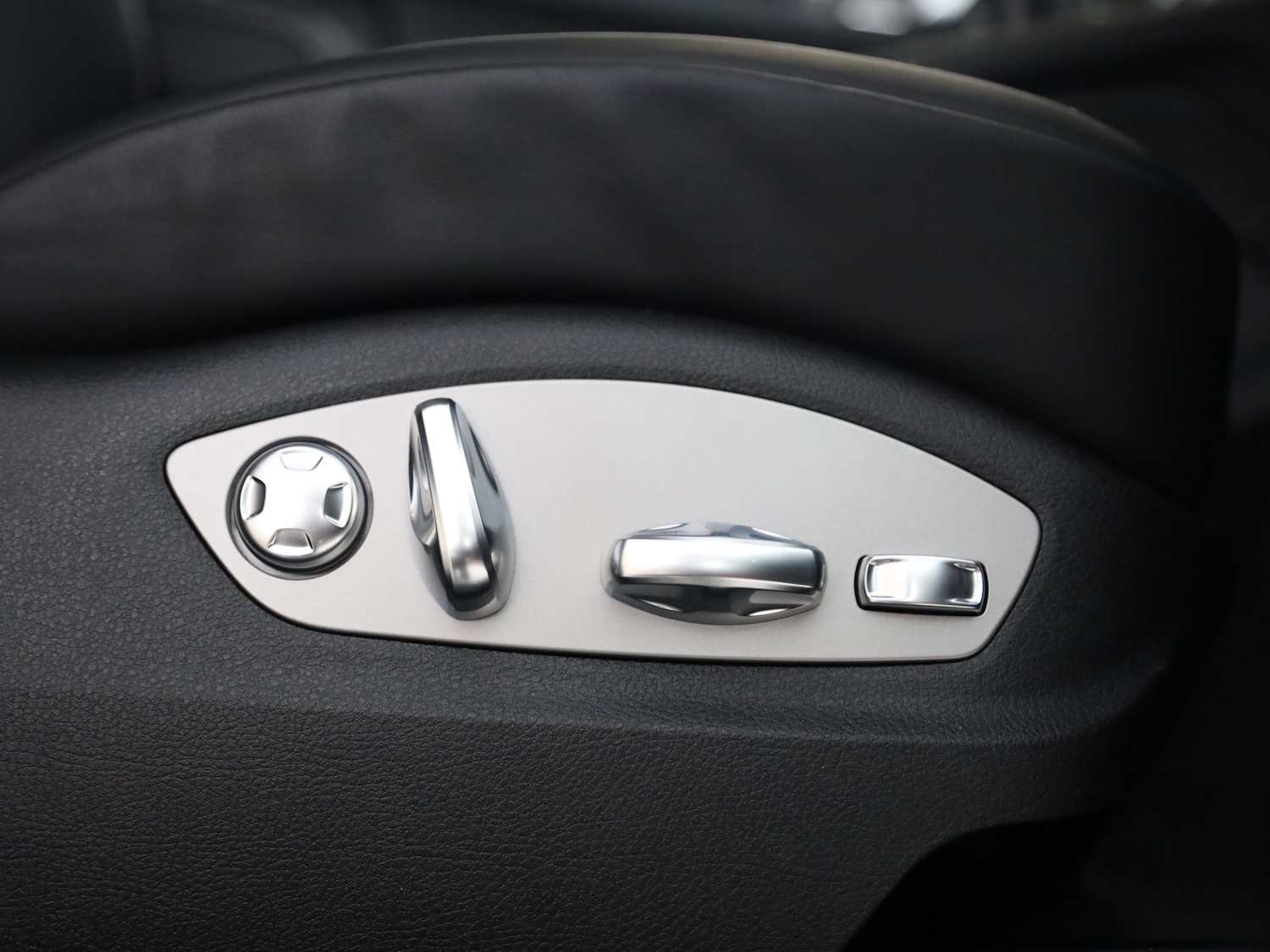 Used Porsche Macan 2025 for sale - 76279280: Photo 25