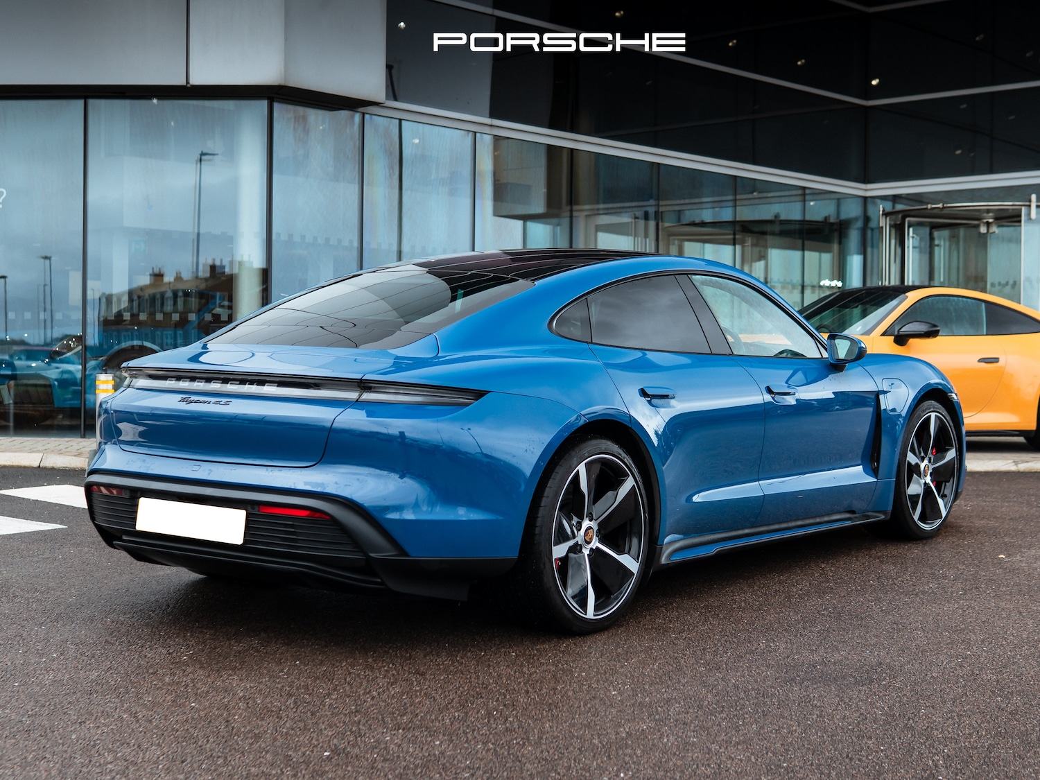 Used Porsche Taycan 2021 for sale - 76573807: Photo 2