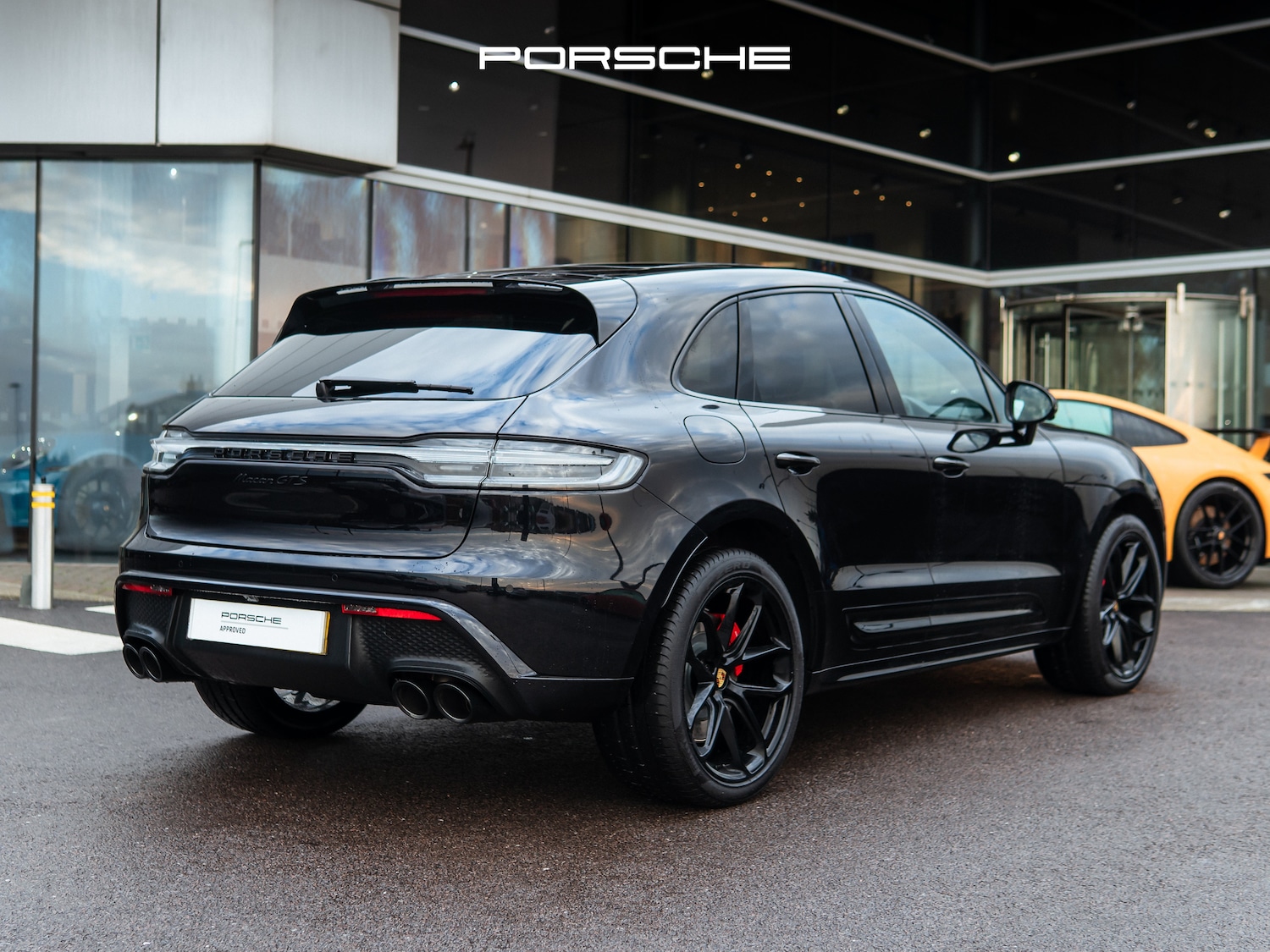 Used Porsche Macan 2024 for sale - 76557842: Photo 2