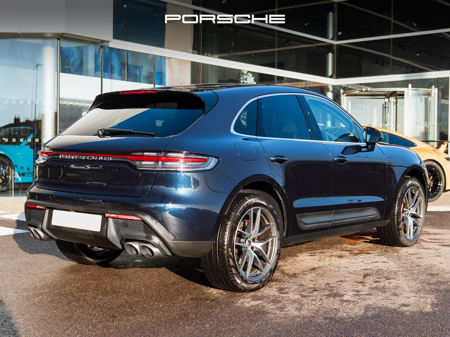 Used Porsche Macan 2023 for sale - 76627429: Photo 2