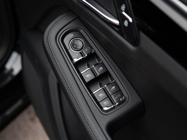 Used Porsche Macan 2023 for sale - 76162537: Photo 30