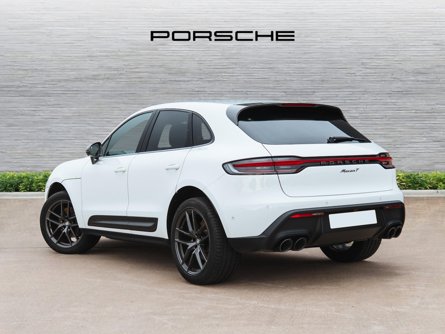 Used Porsche Macan 2023 for sale - 76197123: Photo 2