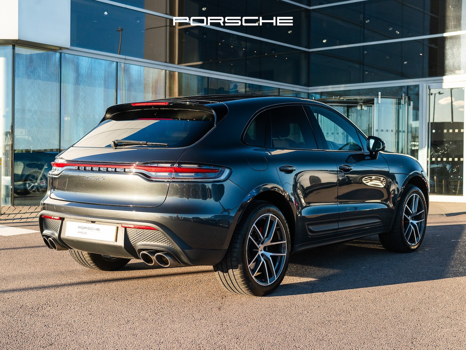 Used Porsche Macan 2023 for sale - 76355990: Photo 2