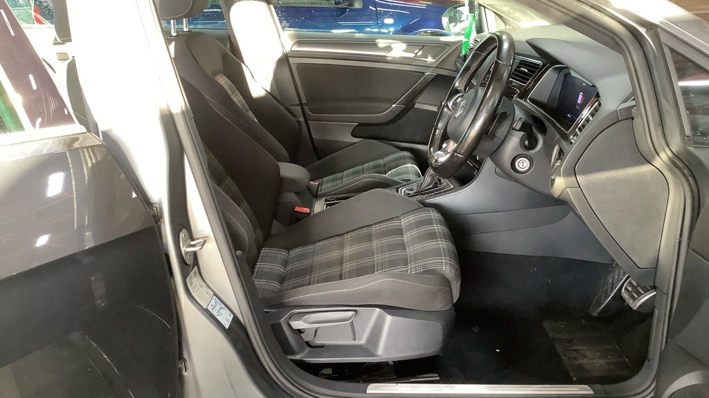 Used Volkswagen Golf 2017 for sale - 76707104: Photo 10