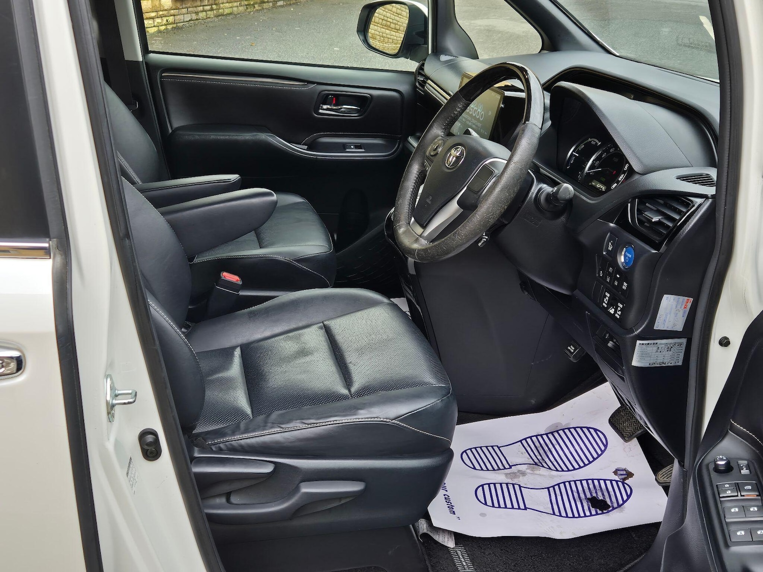 Used Toyota Voxy for sale - 77926963: Photo 2