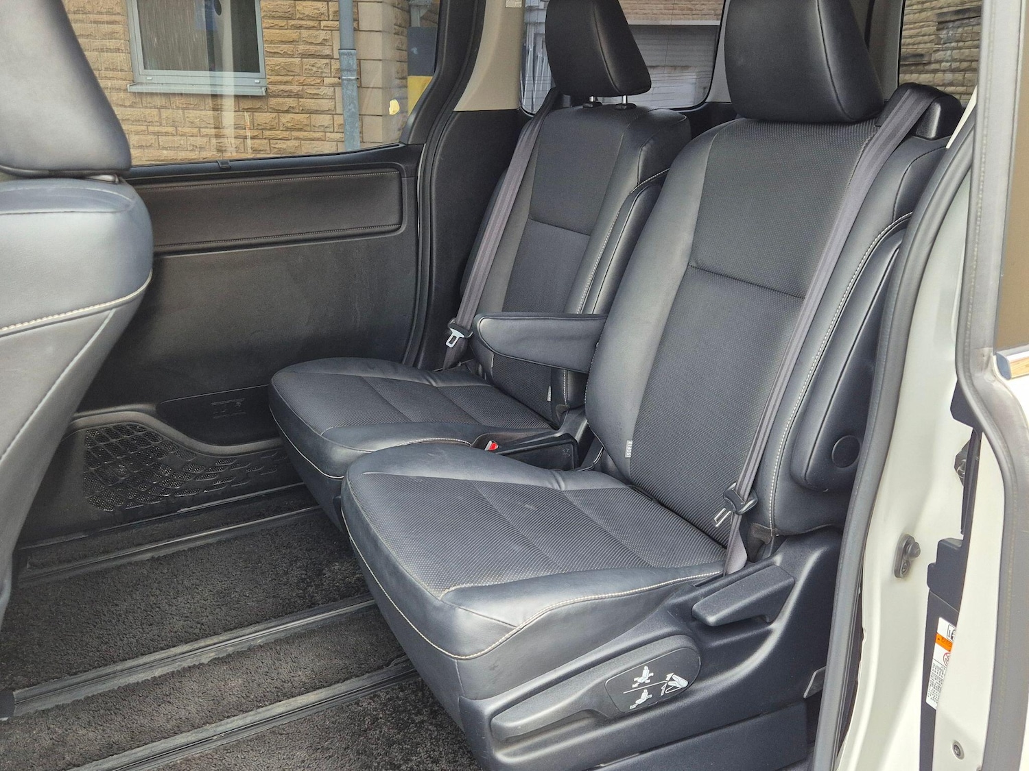 Used Toyota Voxy for sale - 77926963: Photo 32