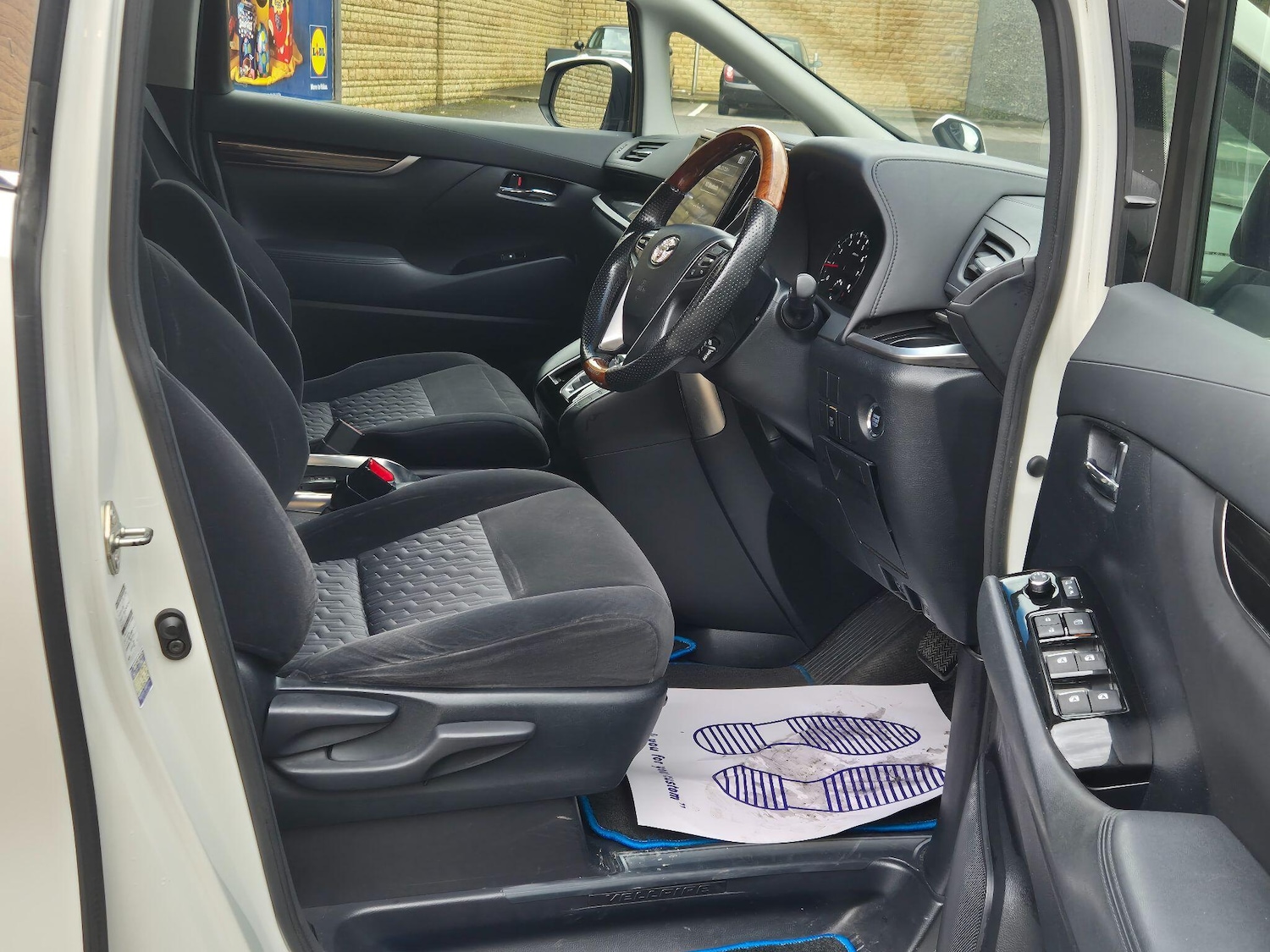 Used Toyota Vellfire for sale - 77926954: Photo 2