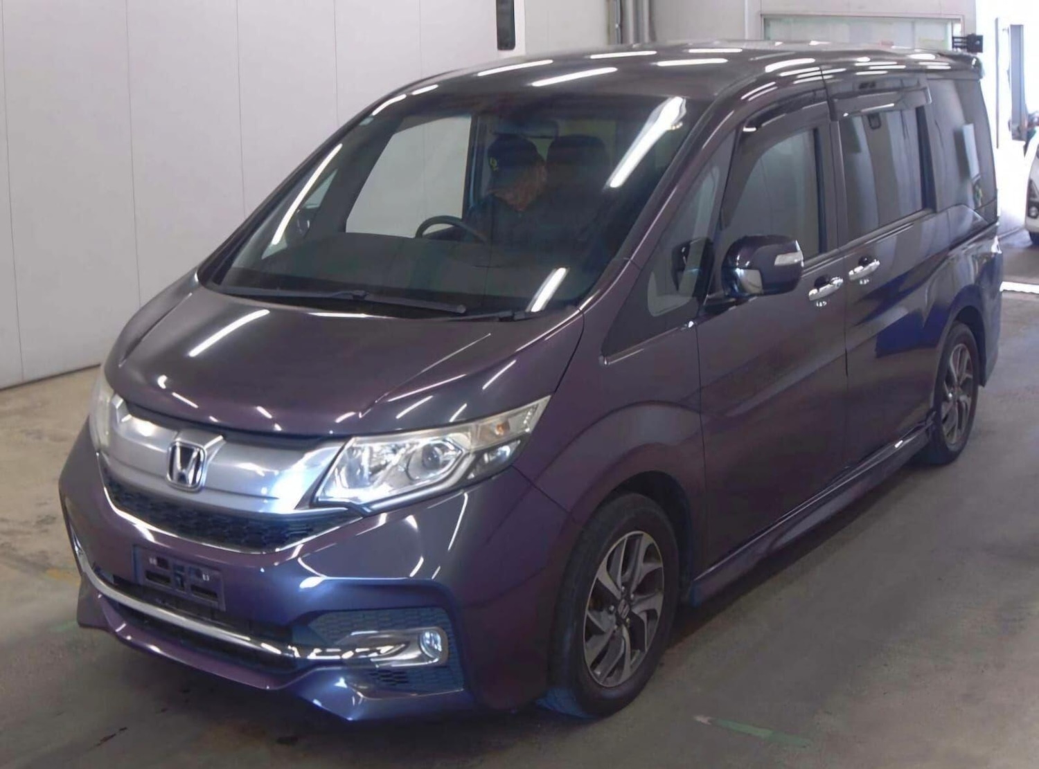 Used Honda Stepwagon for sale - 77957672: Photo 2