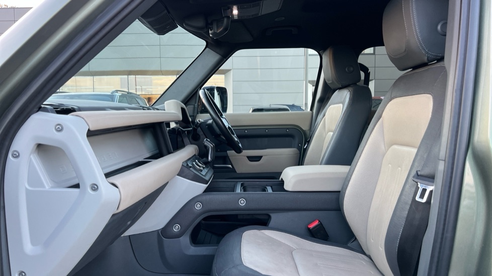 Used Land Rover Defender 2022 for sale - 76597917: Photo 3