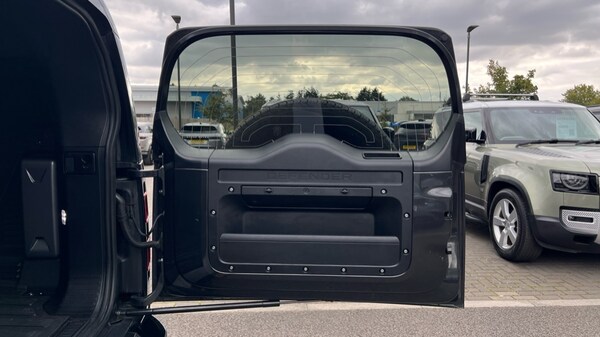 Used Land Rover Defender 2024 for sale - 76130819: Photo 24