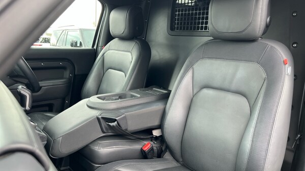 Used Land Rover Defender 2024 for sale - 76130819: Photo 4