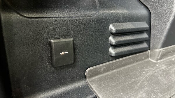 Used Land Rover Defender 2024 for sale - 76130819: Photo 53