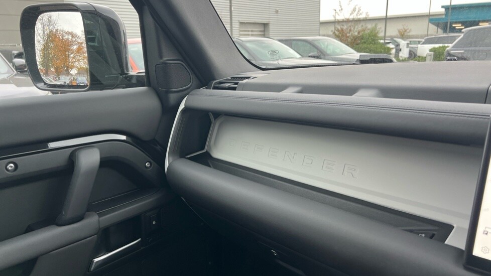 Used Land Rover Defender 2025 for sale - 76602879: Photo 22