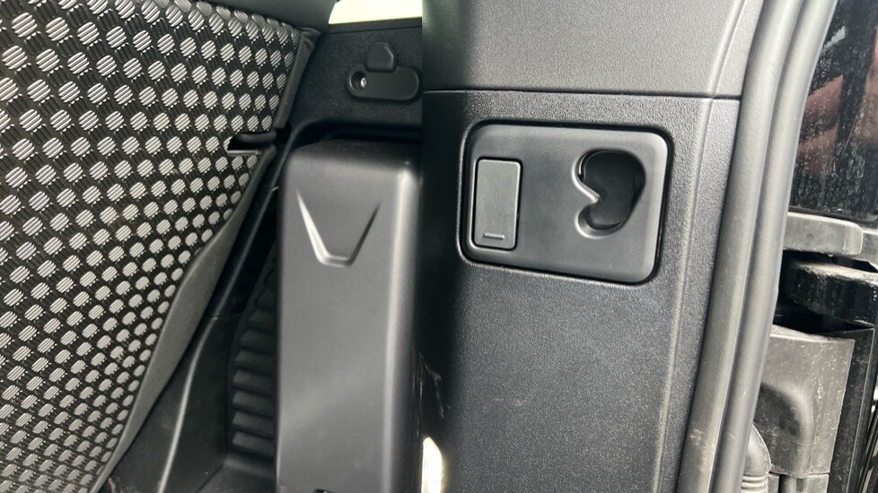 Used Land Rover Defender 2025 for sale - 76602879: Photo 24