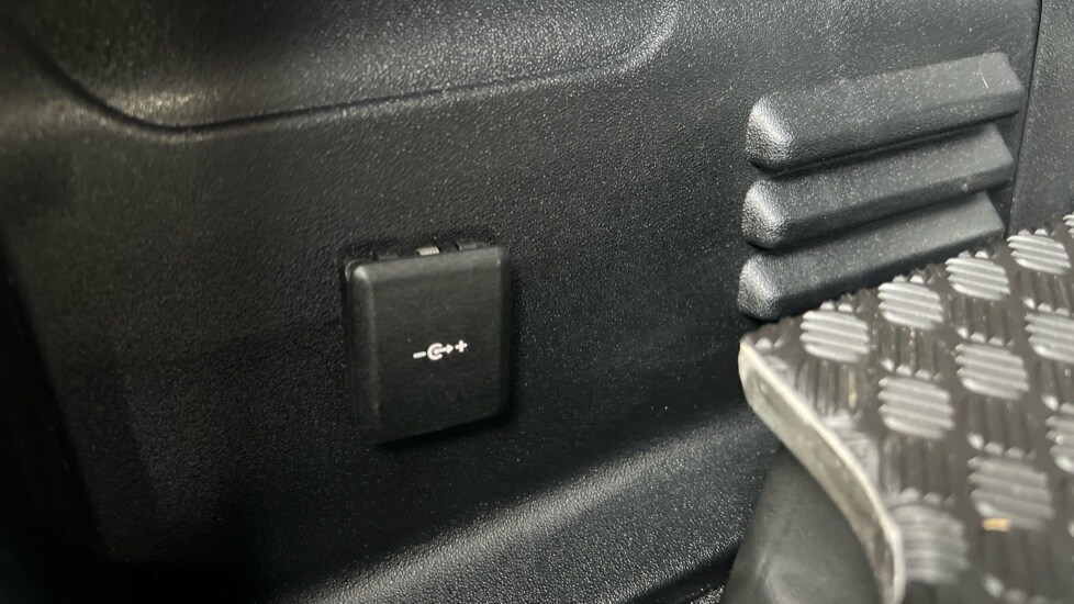 Used Land Rover Defender 2025 for sale - 76602879: Photo 62