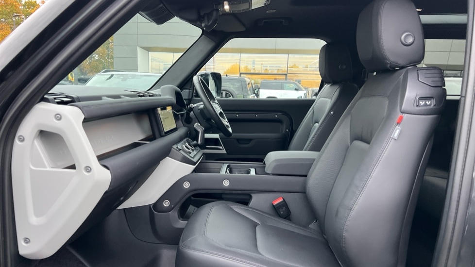 Used Land Rover Defender 2023 for sale - 76664534: Photo 3