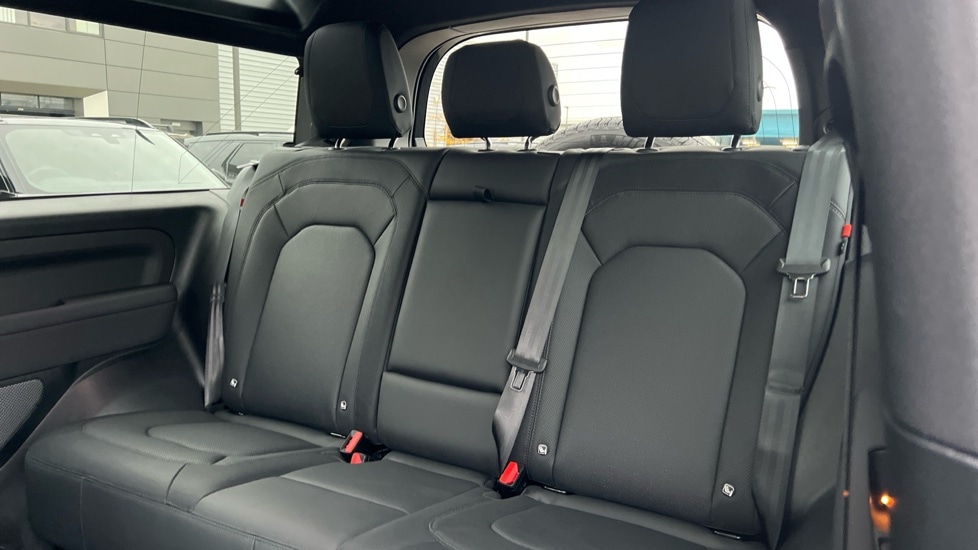 Used Land Rover Defender 2023 for sale - 76664534: Photo 4