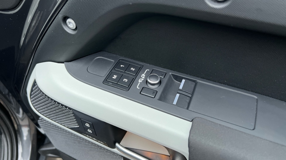 Used Land Rover Defender 2023 for sale - 76664534: Photo 51