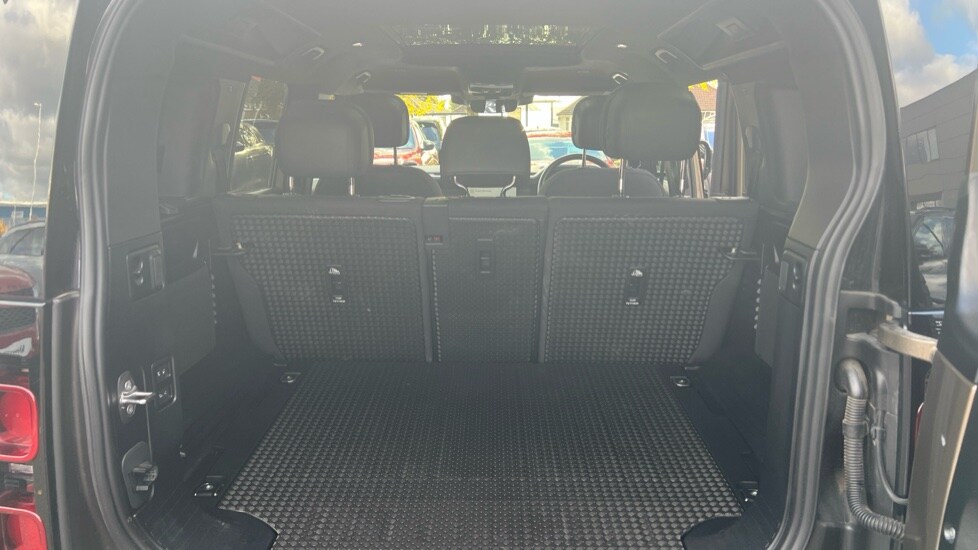 Used Land Rover Defender 2024 for sale - 76361935: Photo 10