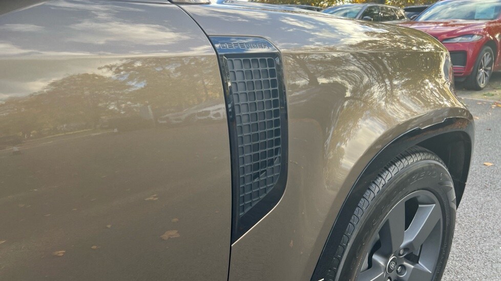 Used Land Rover Defender 2024 for sale - 76361935: Photo 22