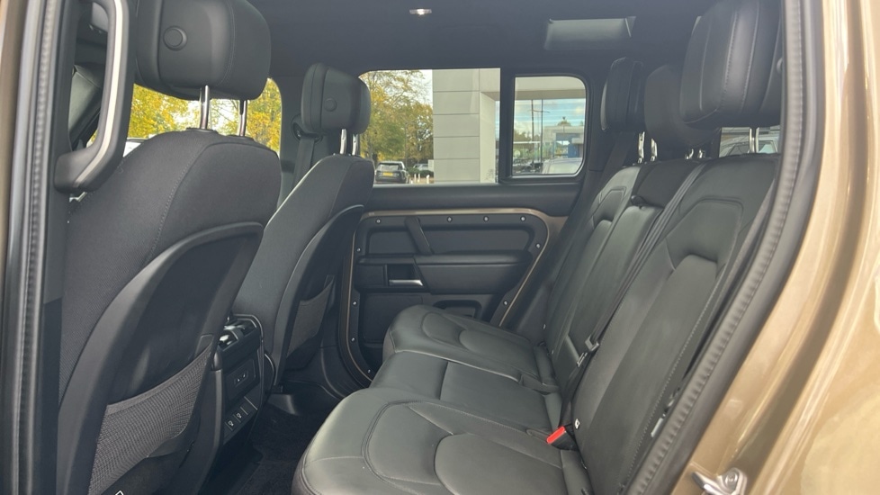 Used Land Rover Defender 2024 for sale - 76361935: Photo 4