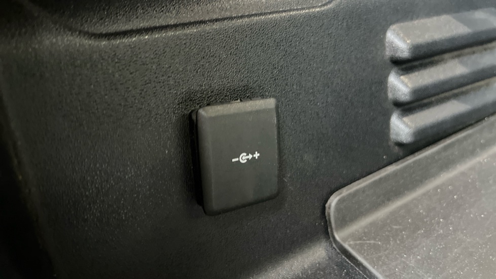 Used Land Rover Defender 2023 for sale - 77025543: Photo 51