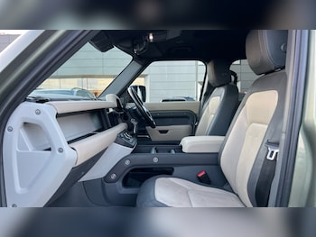 Used Land Rover Defender 2022 for sale - 76361881: Photo