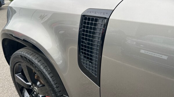 Used Land Rover Defender 2024 for sale - 76018081: Photo 20