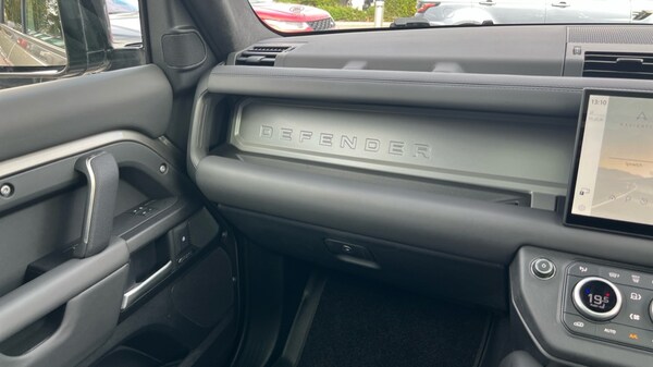 Used Land Rover Defender 2024 for sale - 76018081: Photo 23