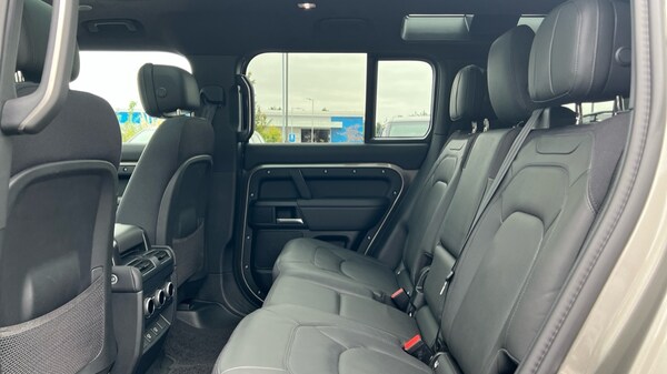 Used Land Rover Defender 2024 for sale - 76018081: Photo 4