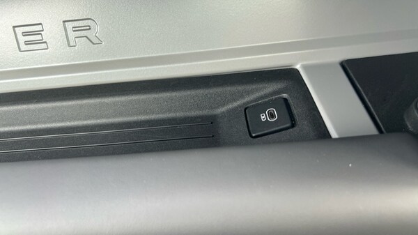 Used Land Rover Defender 2024 for sale - 76018081: Photo 92