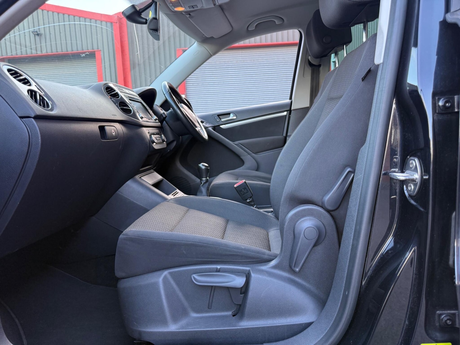 Used Volkswagen Tiguan 2011 for sale - 75981709: Photo 24