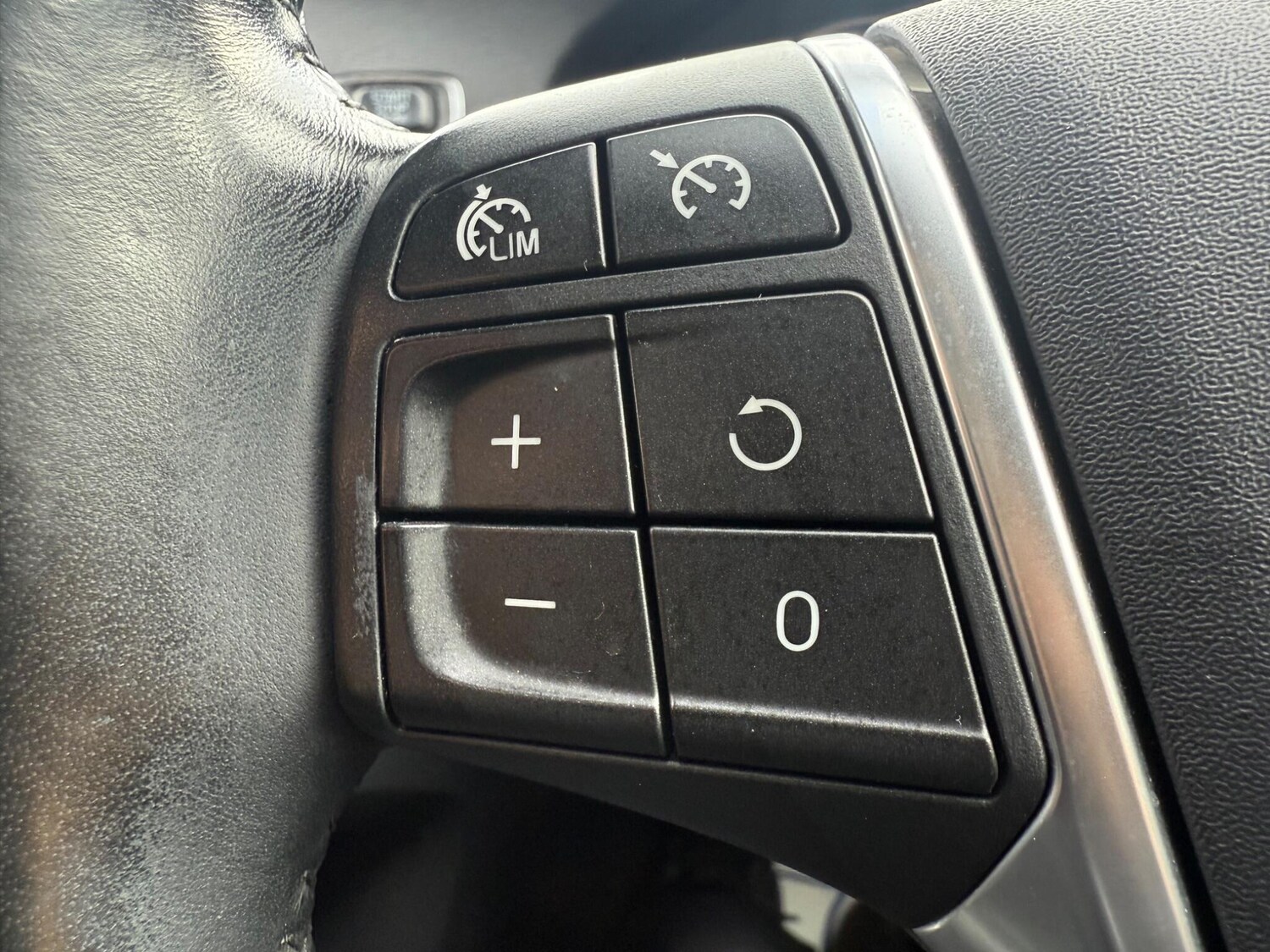 Used Volvo V60 2012 for sale - 77909335: Photo 13