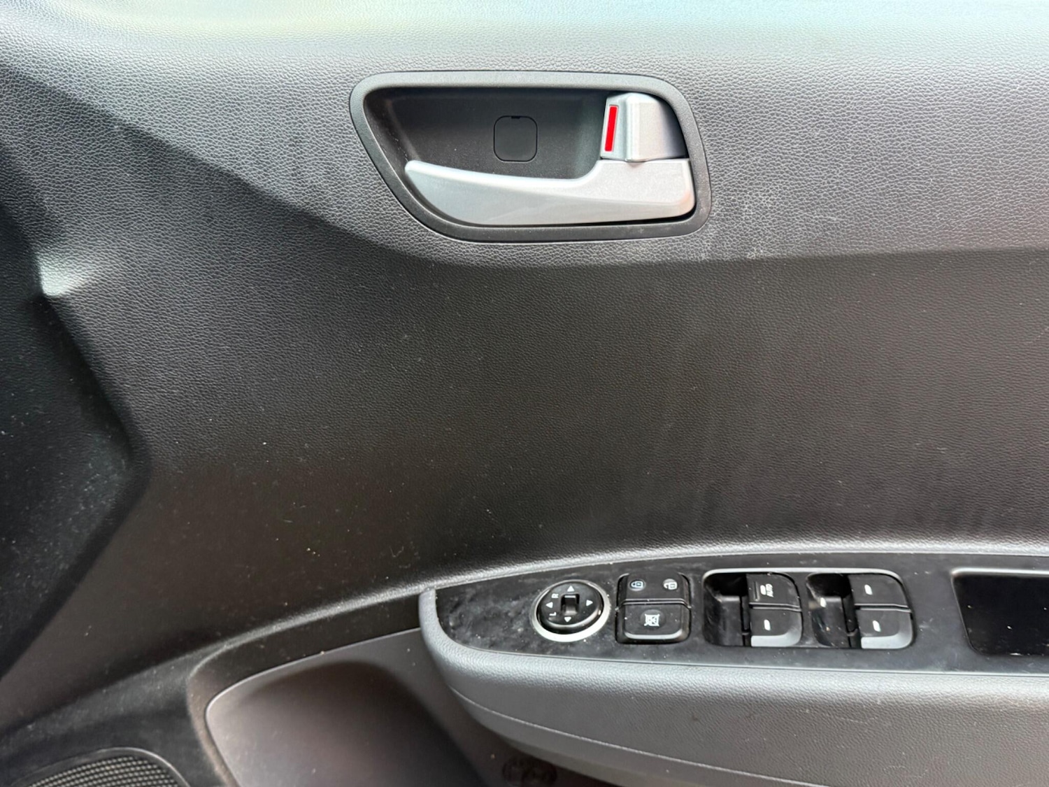 Used Hyundai i10 2017 for sale - 78048128: Photo 9