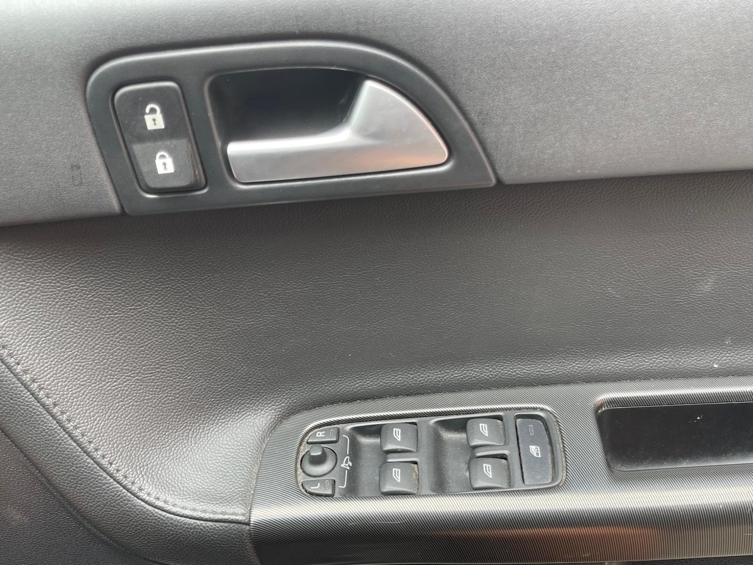 Used Volvo V50 2010 for sale - 76765185: Photo 9