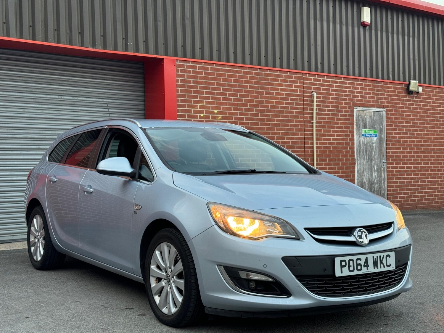 Used Vauxhall Astra 2014 for sale - 77162929: Photo 2