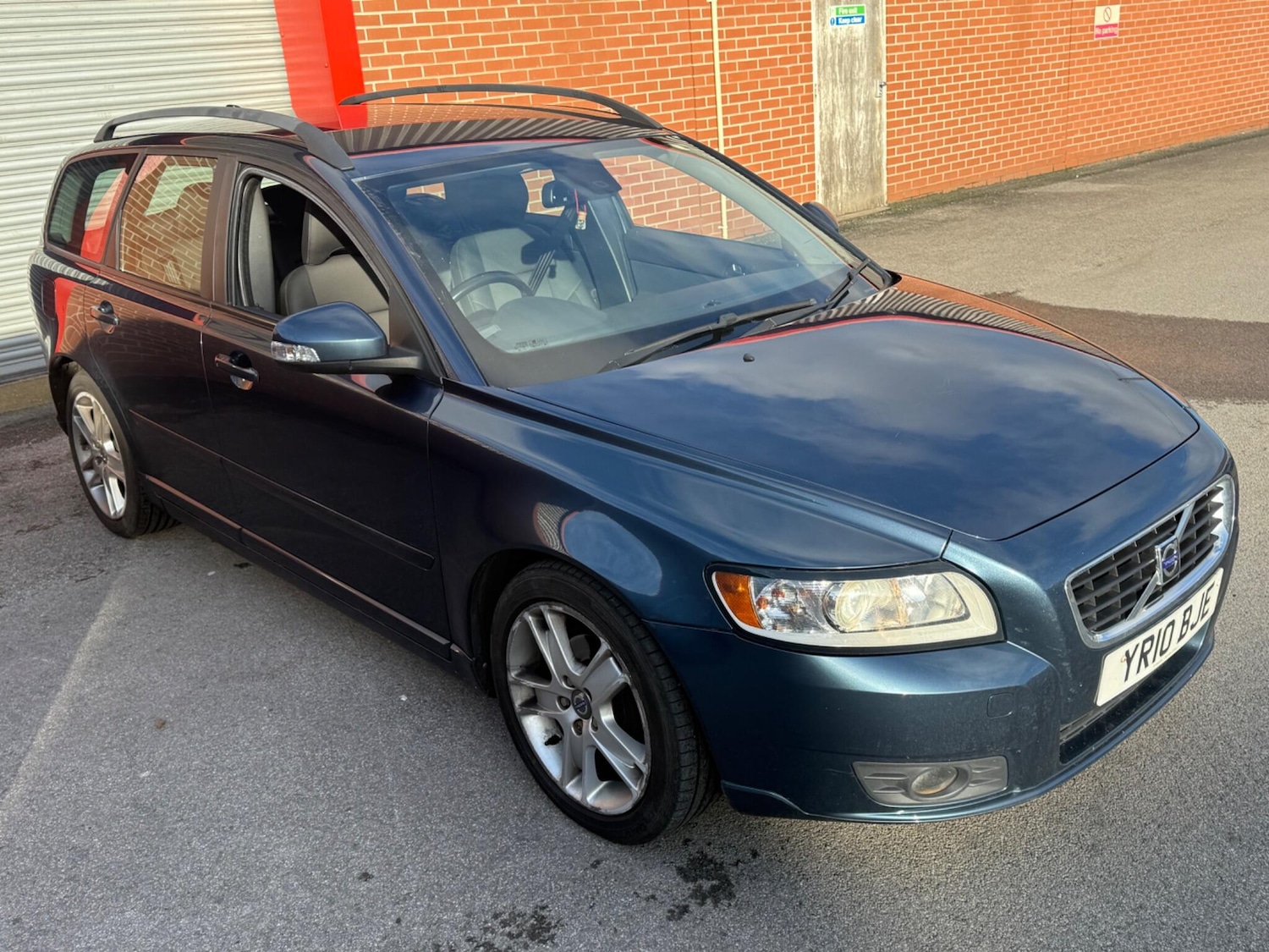 Used Volvo V50 2010 for sale - 77315426: Photo 2