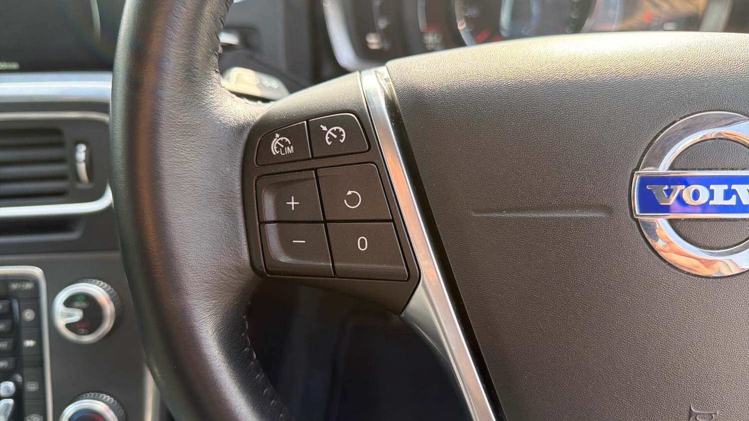 Used Volvo S60 2015 for sale - 77982385: Photo 65