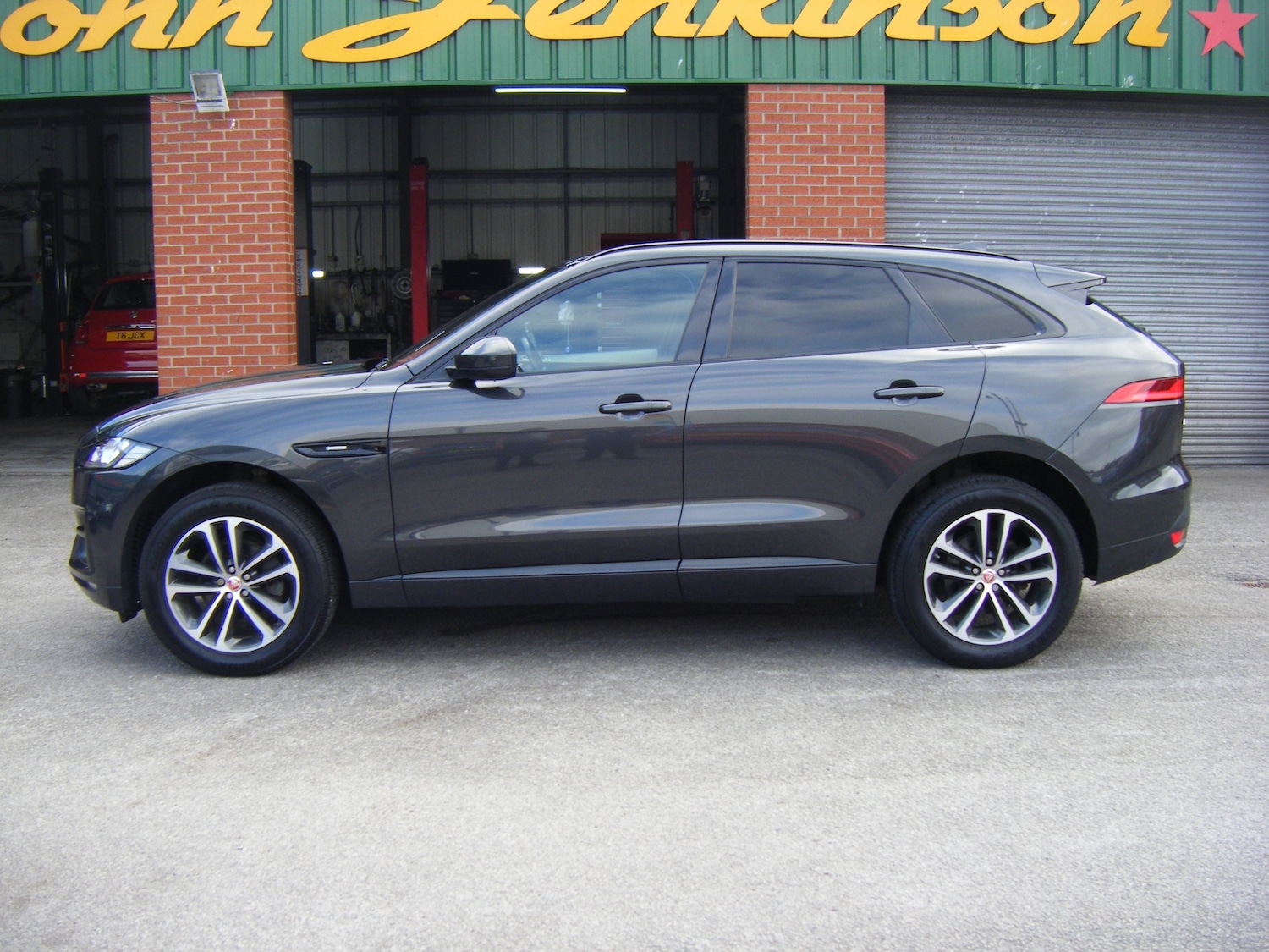 Used Jaguar F-Pace 2017 for sale - 72180554: Photo 2